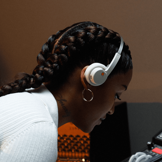 Mondo By Defunc Freestyle On Ear Off White Bluetooth Headphones - 5