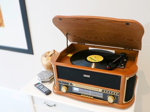 Lenco TCD-2551WD Wood Bluetooth Turntable with FM radio, CD & Cassette - 11
