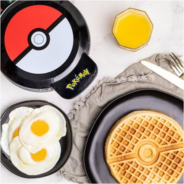 Pokémon Pokeball Waffle Maker Uncanny Brands - 1