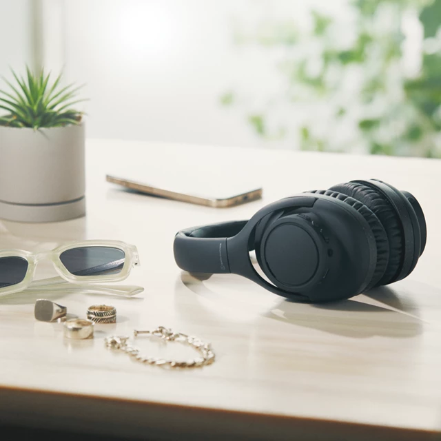 Audio-technica ath-s300bt črne slušalke lifestyle fotografija na mizi
